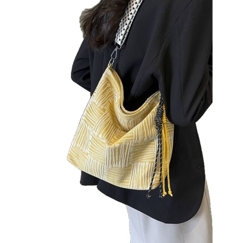 2025 new Korean canvas bag large capacity high-end wide shoulder strap single shoulder messenger bag niche autumn and winter women's bag