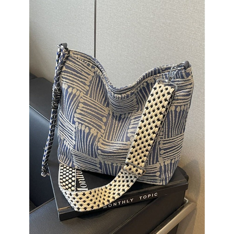 2025 new Korean canvas bag large capacity high-end wide shoulder strap single shoulder messenger bag niche autumn and winter women's bag