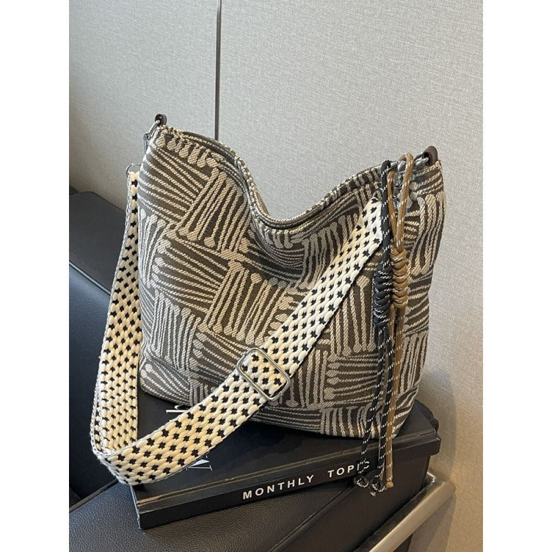 2025 new Korean canvas bag large capacity high-end wide shoulder strap single shoulder messenger bag niche autumn and winter women's bag