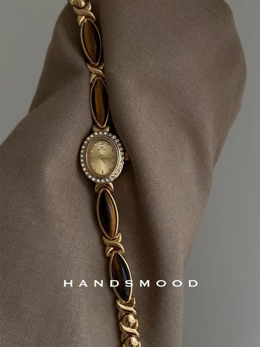 Exquisite clothing watch