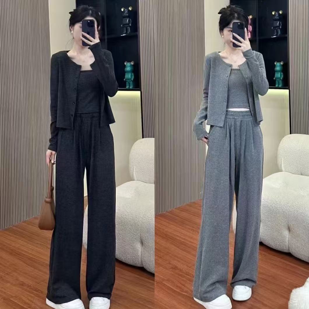 Three- piece sportswearset