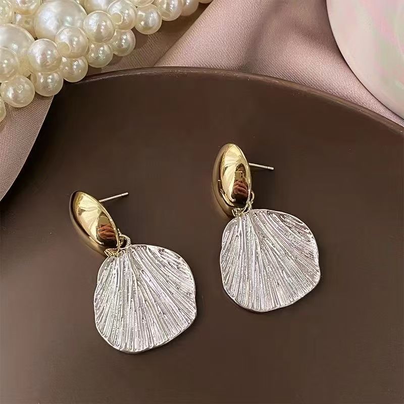 Shell Flower Earrings Women's 2024 Explosive Earrings High-end Temperament Earrings Super Fairy Niche Retro French Earrings