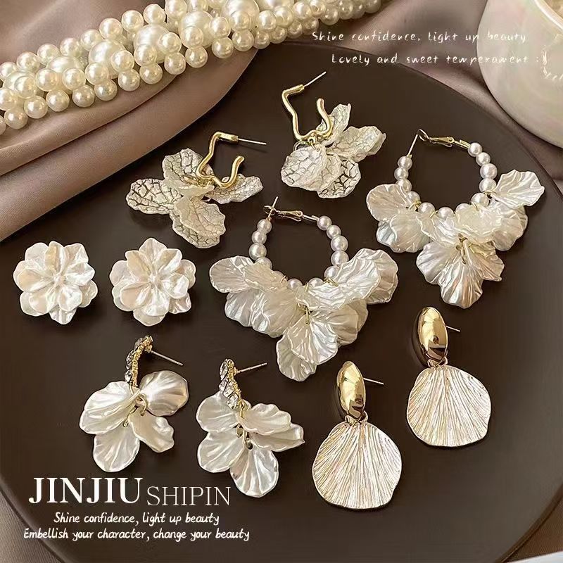 Shell Flower Earrings Women's 2024 Explosive Earrings High-end Temperament Earrings Super Fairy Niche Retro French Earrings