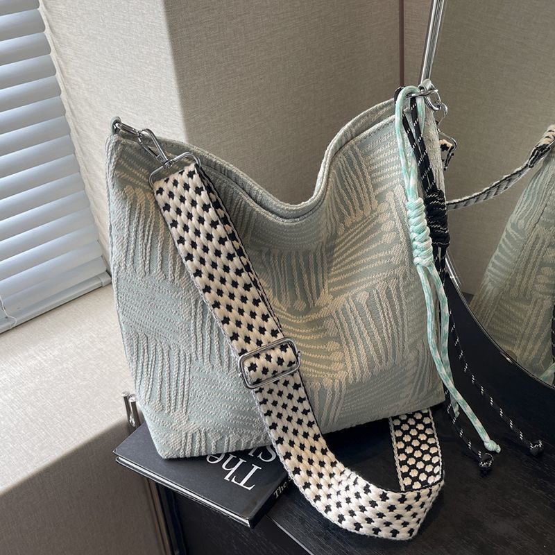 2025 new Korean canvas bag large capacity high-end wide shoulder strap single shoulder messenger bag niche autumn and winter women's bag