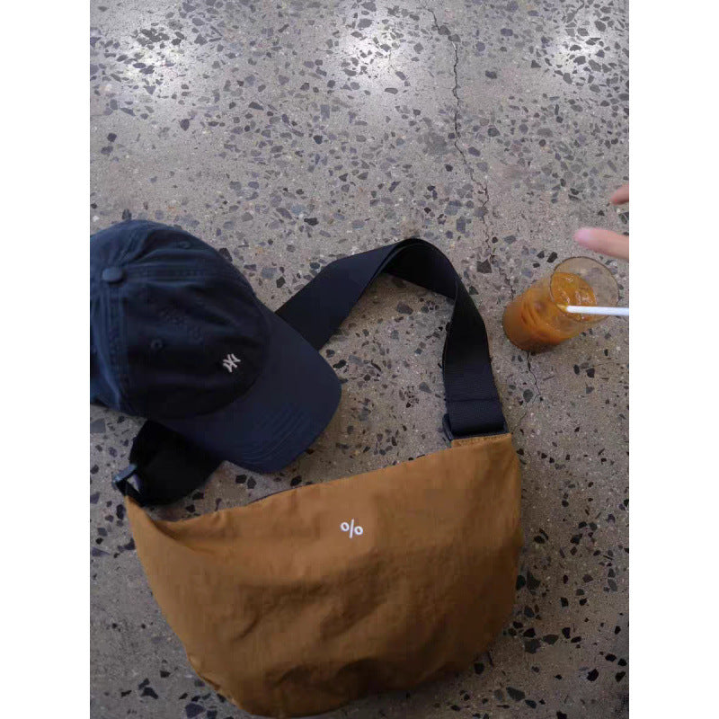 The texture is great~ Korean blogger's ancient croissant bag messenger bag~ Ultra-light and large capacity can be messenger on one shoulder