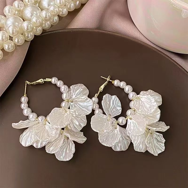 Shell Flower Earrings Women's 2024 Explosive Earrings High-end Temperament Earrings Super Fairy Niche Retro French Earrings
