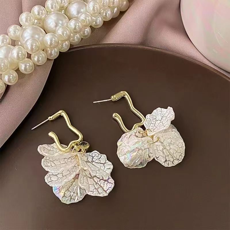 Shell Flower Earrings Women's 2024 Explosive Earrings High-end Temperament Earrings Super Fairy Niche Retro French Earrings