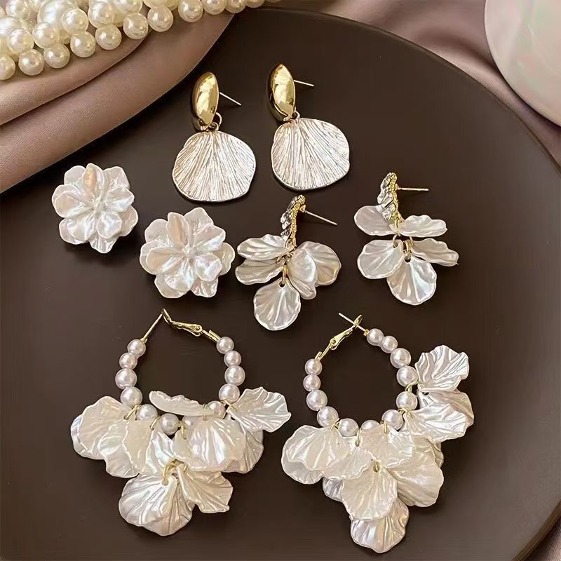 Shell Flower Earrings Women's 2024 Explosive Earrings High-end Temperament Earrings Super Fairy Niche Retro French Earrings