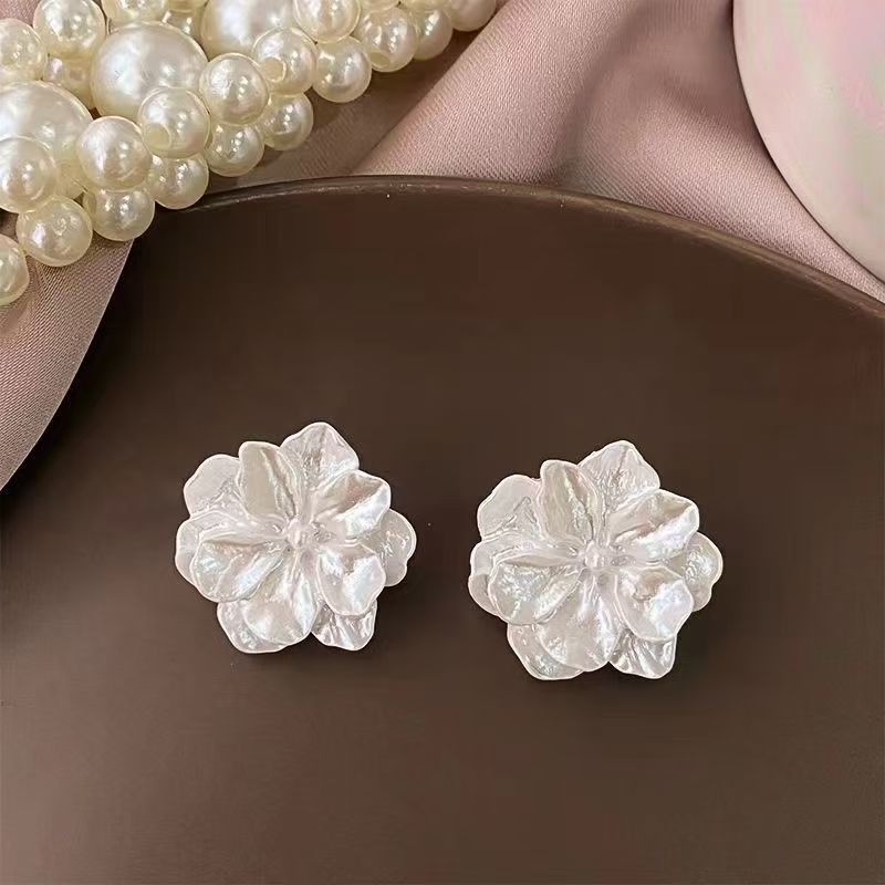 Shell Flower Earrings Women's 2024 Explosive Earrings High-end Temperament Earrings Super Fairy Niche Retro French Earrings