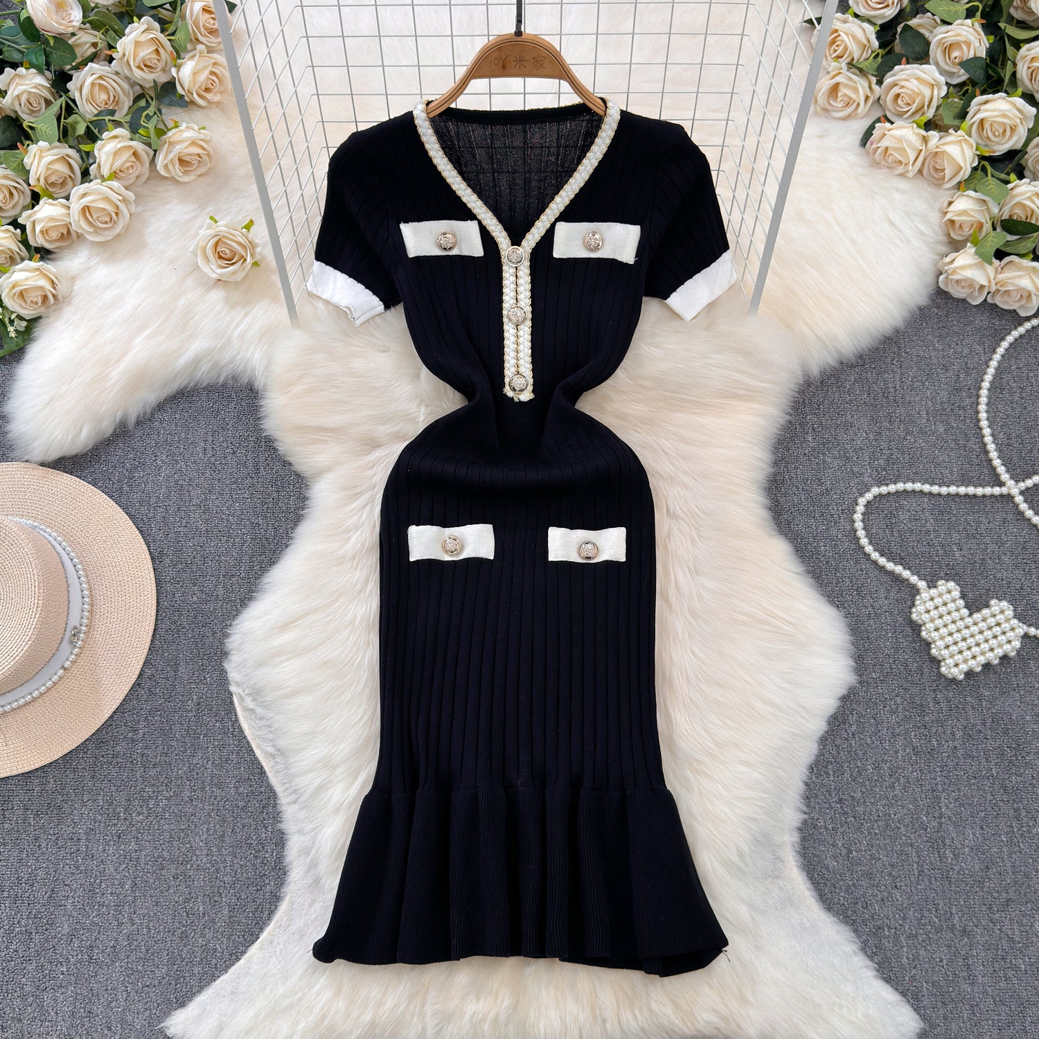 V-neck fishtail dress women's summer dress 2025 new knitted black temperament waist thin design skirt