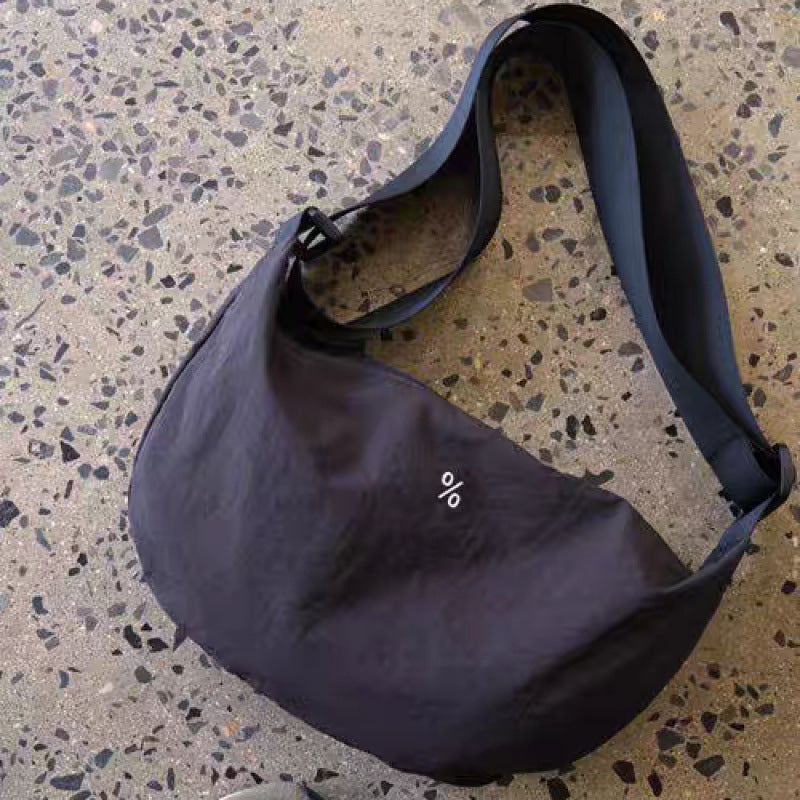 The texture is great~ Korean blogger's ancient croissant bag messenger bag~ Ultra-light and large capacity can be messenger on one shoulder