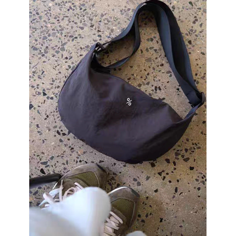 The texture is great~ Korean blogger's ancient croissant bag messenger bag~ Ultra-light and large capacity can be messenger on one shoulder