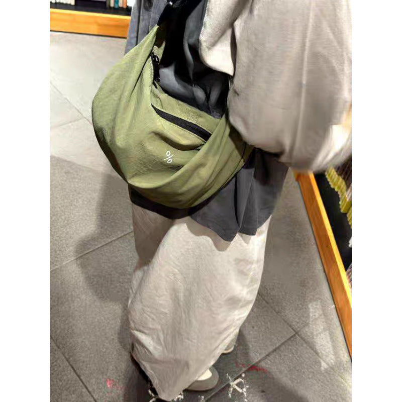 The texture is great~ Korean blogger's ancient croissant bag messenger bag~ Ultra-light and large capacity can be messenger on one shoulder