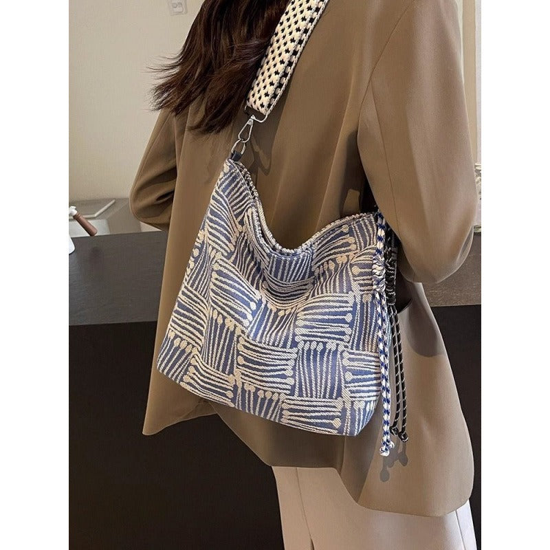 2025 new Korean canvas bag large capacity high-end wide shoulder strap single shoulder messenger bag niche autumn and winter women's bag